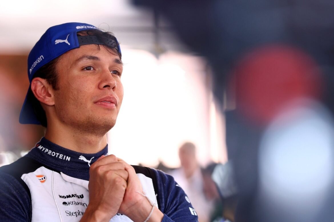 Alex Albon se pronuncia enquanto a Williams não participa de testes privados de F1 em Barcelona.