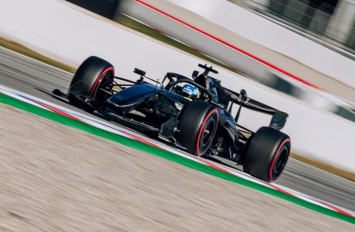 Alonso afirma que a Aston Martin finalizou o programa apesar dos atrasos nos testes.