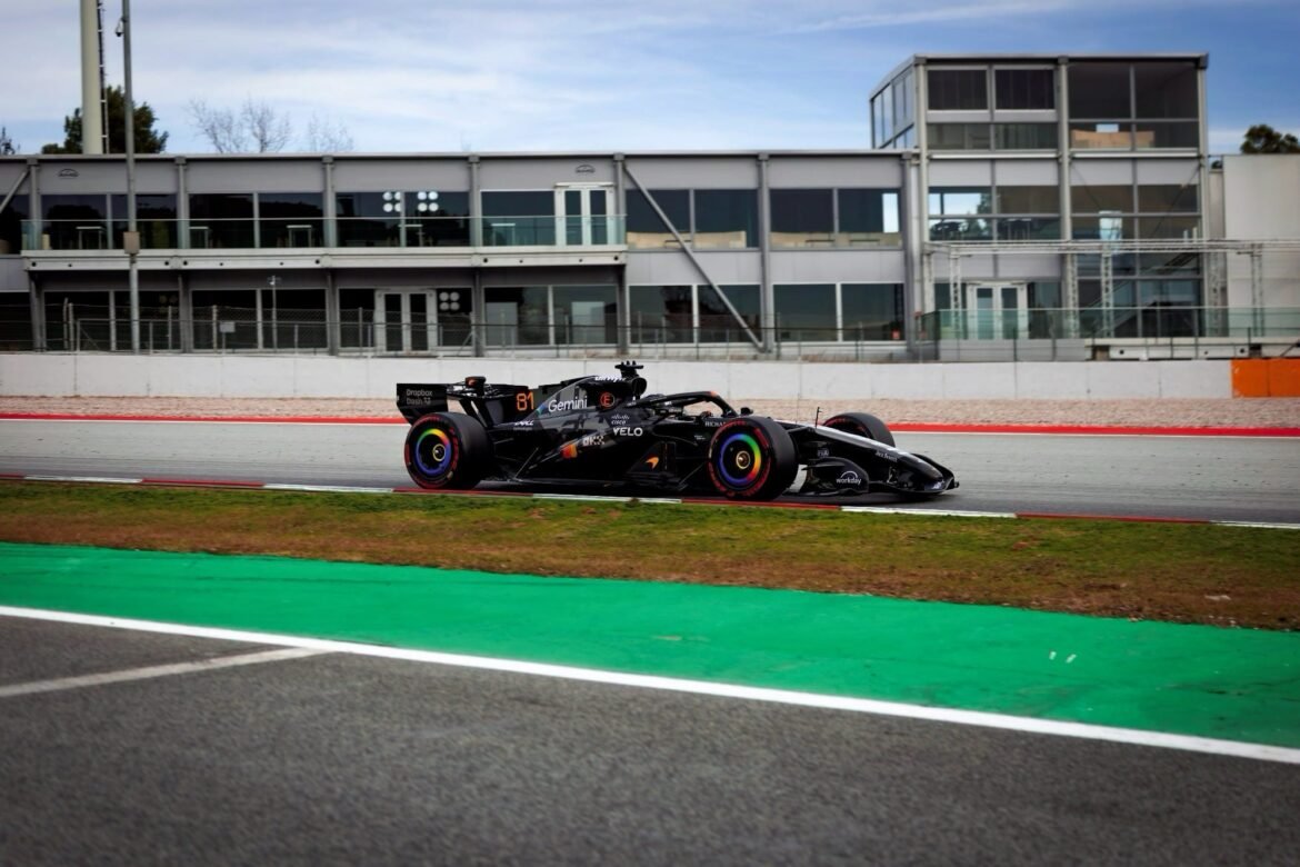 Aston Martin lança AMR26 no Dia 4, e Russell retoma a liderança.