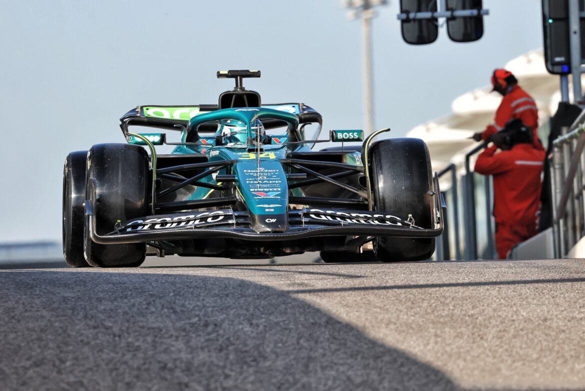 Aston Martin percebe indícios encorajadores para 2026, mas age com prudência antes das avaliações.