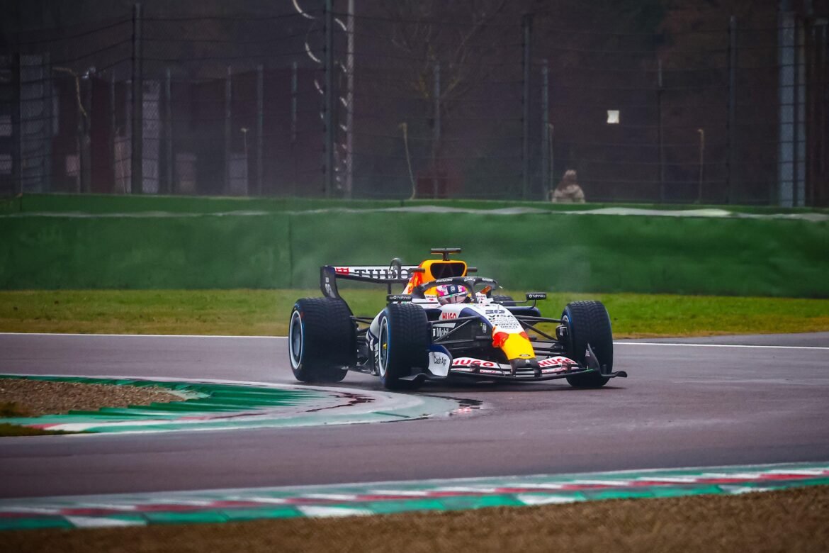 Carro da Racing Bulls para a F1 2026 chega a Imola com Liam Lawson