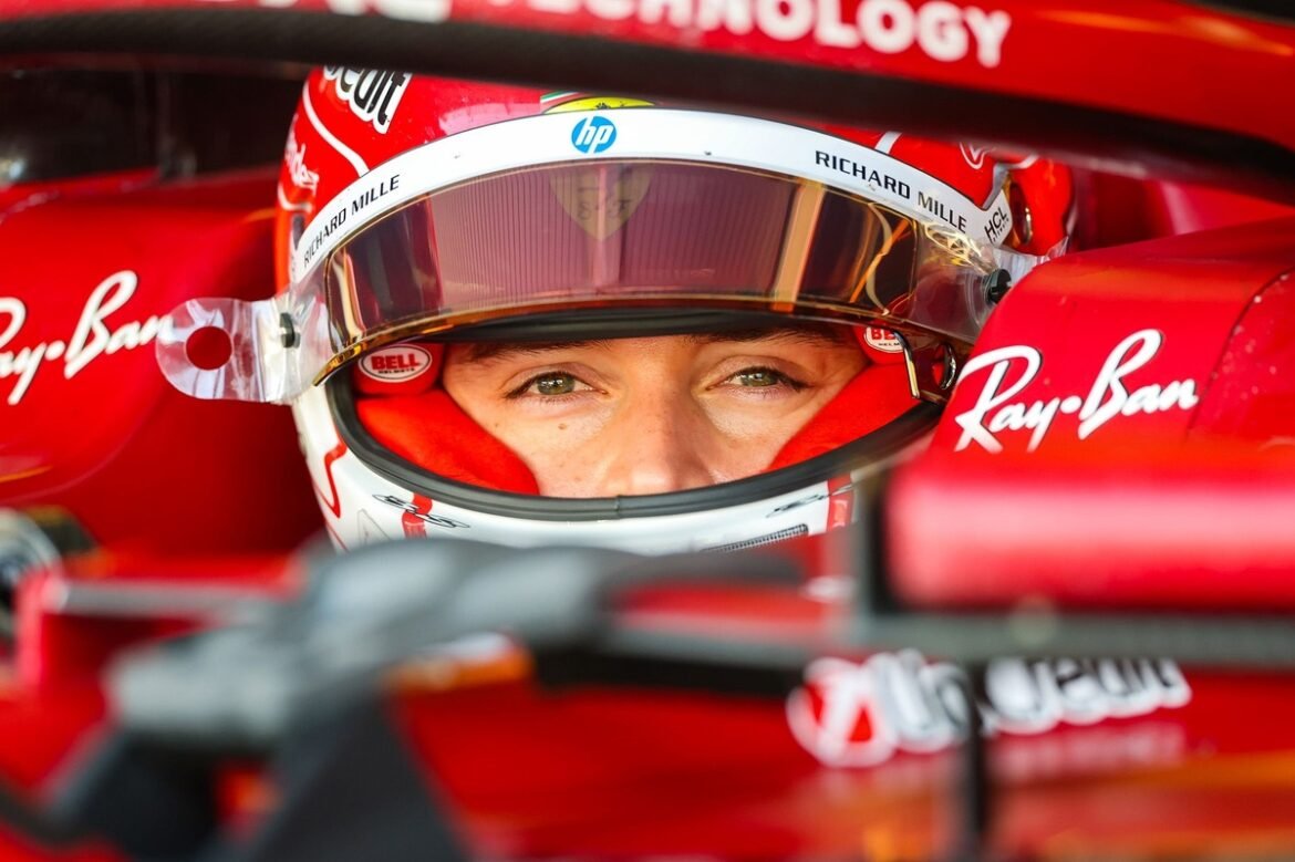 Charles Leclerc apresenta capacete da F1 de 2026 antes do evento de lançamento da temporada da Ferrari.