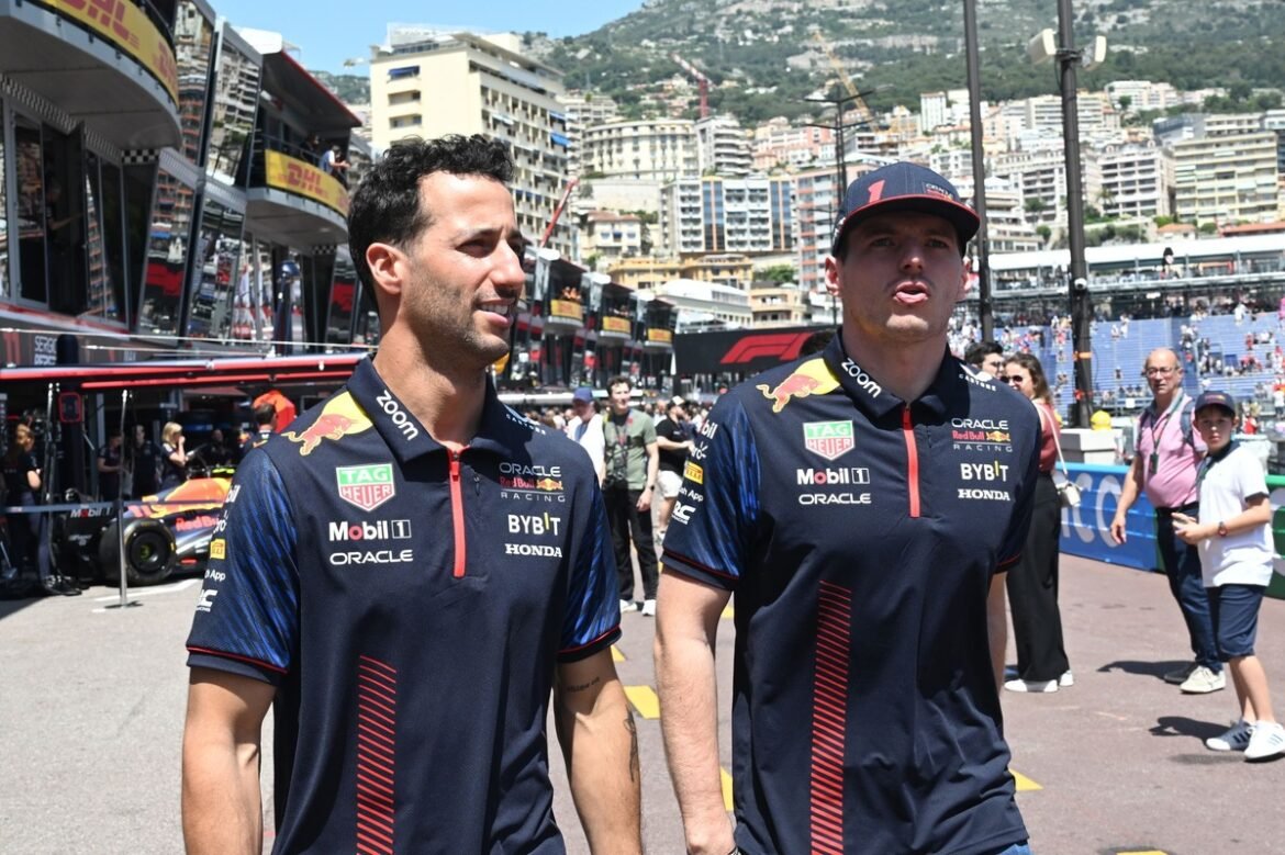 Daniel Ricciardo faz aparição na Red Bull enquanto Max Verstappen e Arvid Lindblad enfrentam um desafio divertido.