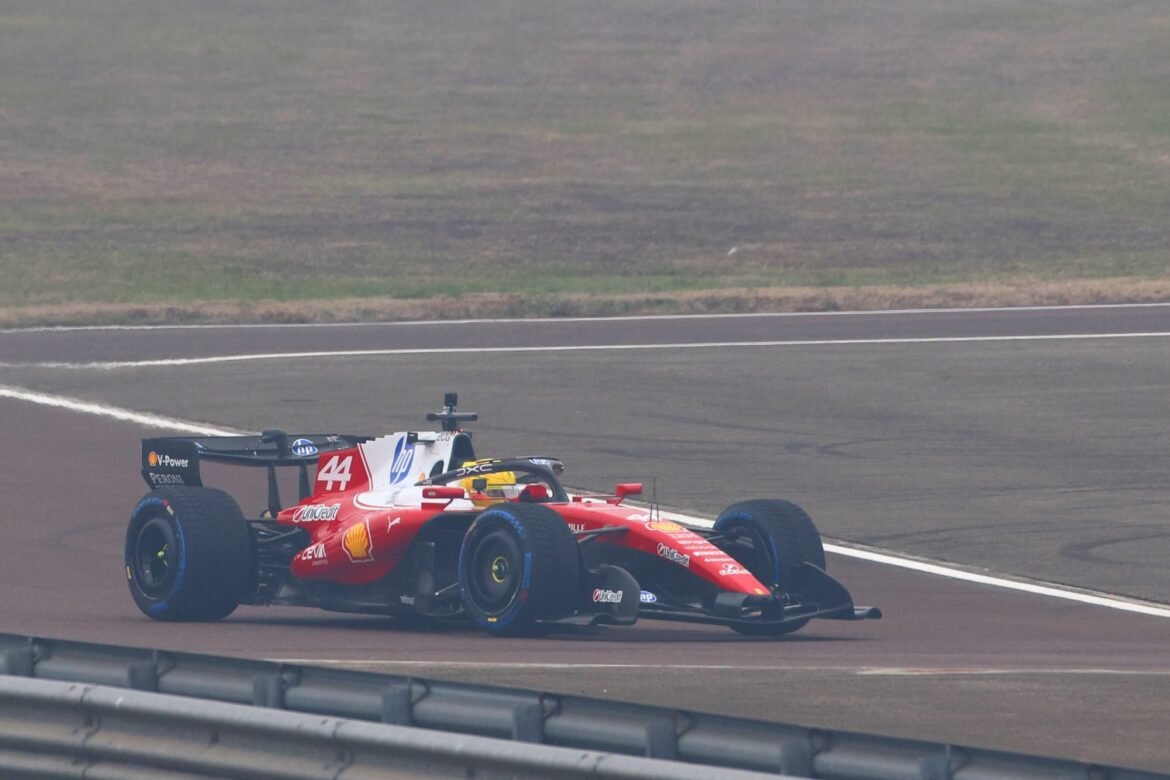 Ferrari anuncia cronograma de testes do SF-26 no Brasil.