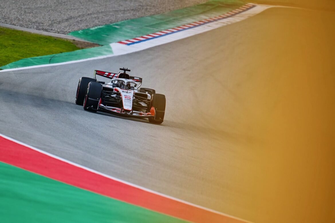 Haas supera dificuldades e coleta informações valiosas nos testes em Barcelona.
