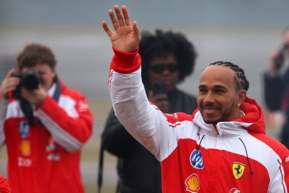 Lewis Hamilton alerta que as regras da F1 de 2026 serão um "grande desafio" para os pilotos.