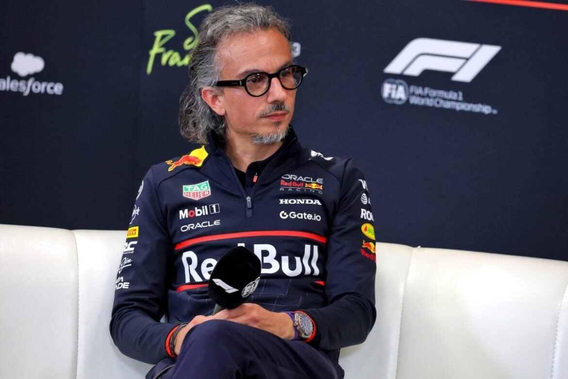 Líder da Red Bull admite efeito psicológico em Lawson após queda de categoria.