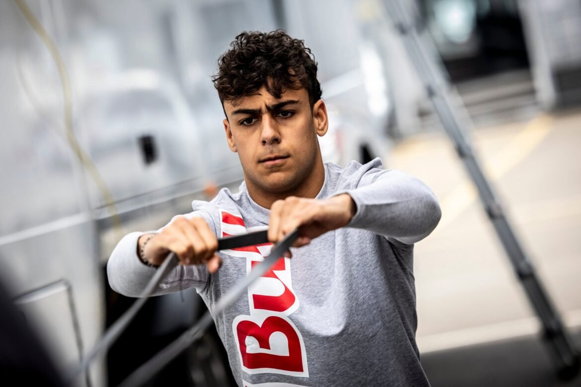 Lindblad se beneficia da experiência elétrica de Rowland para sua estreia na F1.