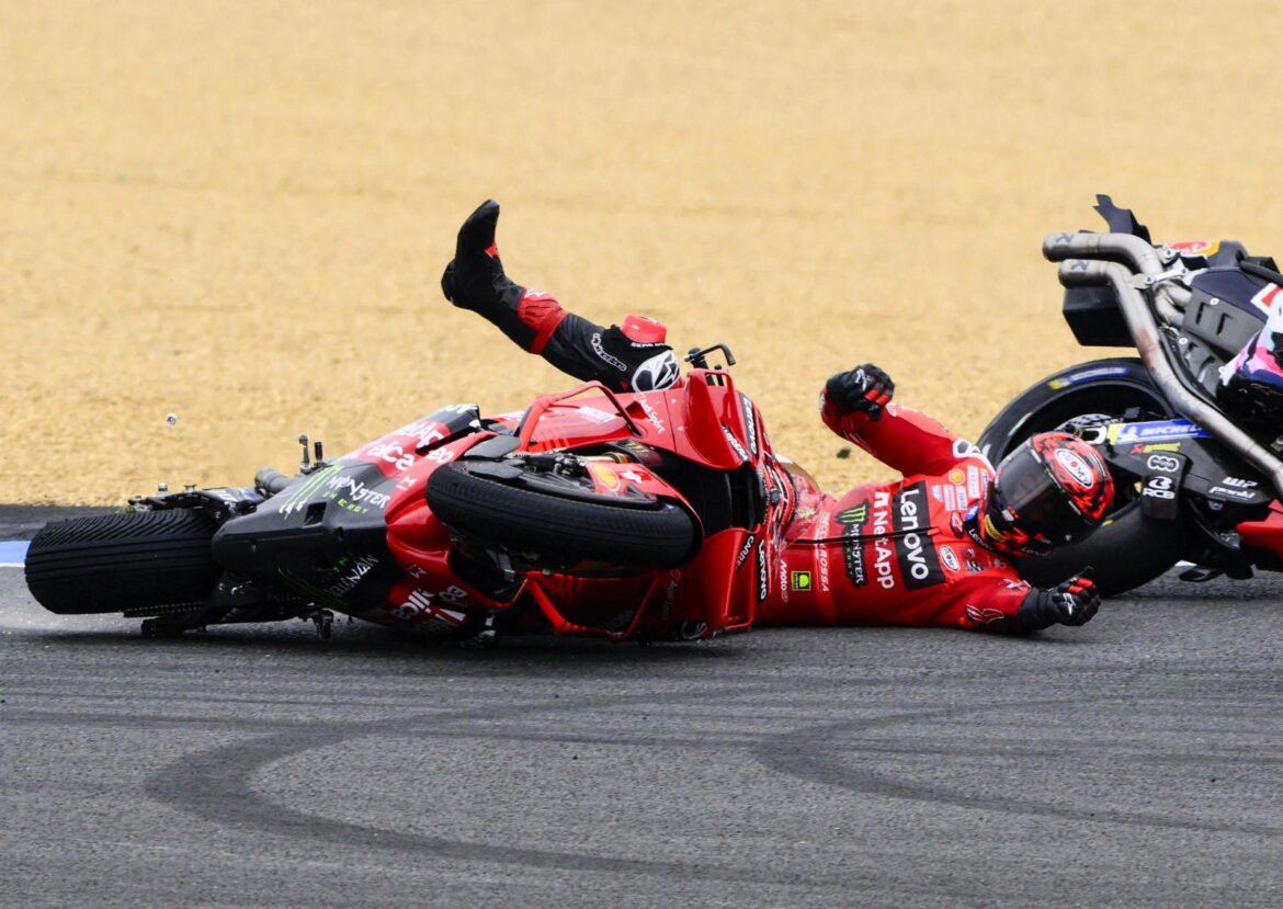 Marc Márquez e Francesco Bagnaia apoiam a regra de reinício da MotoGP, mas efeitos colaterais são observados.