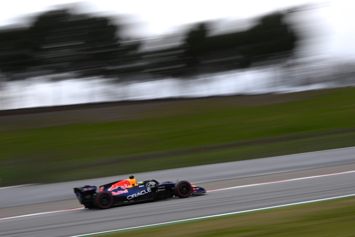 Mekies ressalta ambiente otimista na Red Bull, mesmo após incidente nos testes em Barcelona.