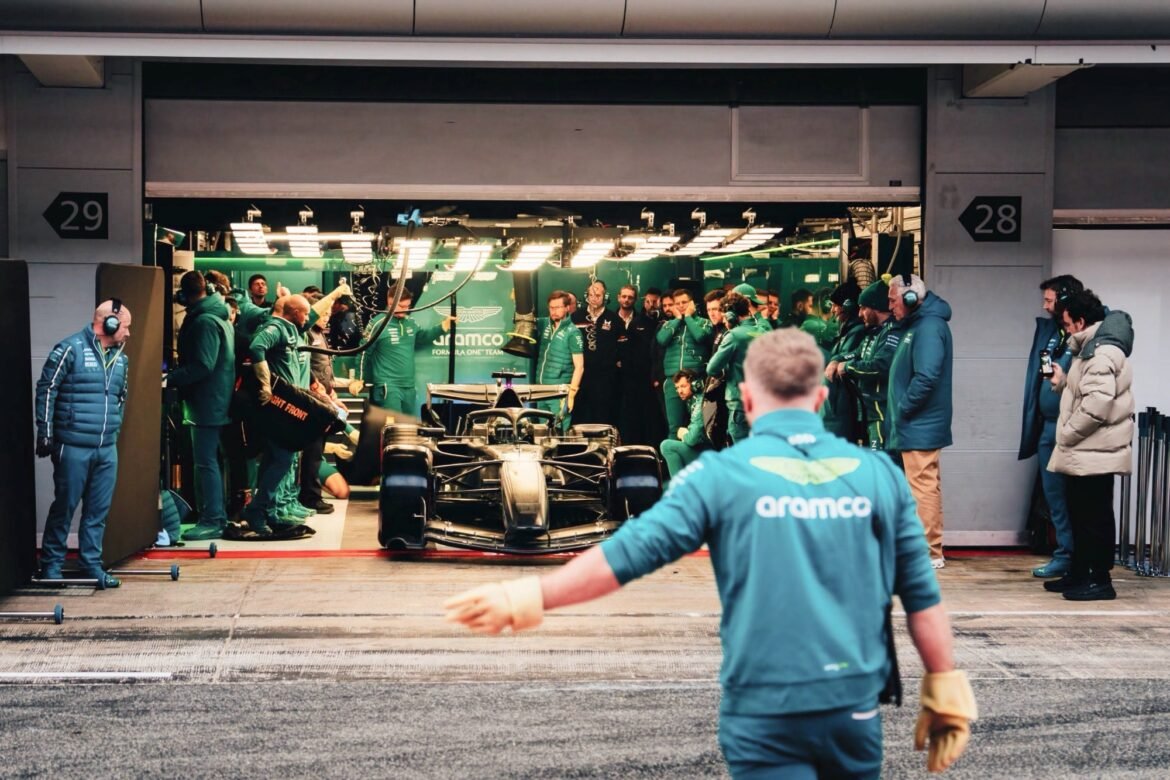 Num ambiente de mistério, a Aston Martin apresenta o AMR26 na pista de Barcelona.
