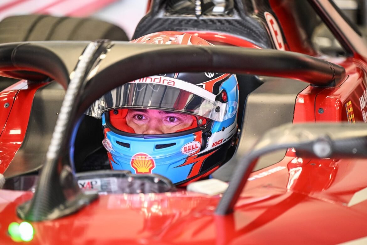 Nyck de Vries continuará na McLaren como piloto de simulação em 2026.