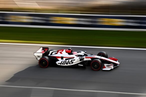 Ocon destaca o "incrível" empenho da Haas após o primeiro dia de testes.