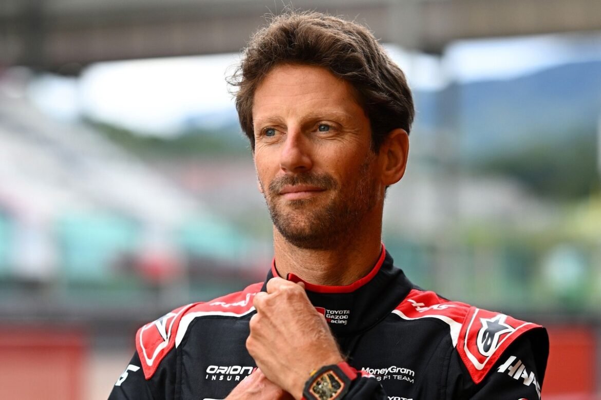 Romain Grosjean reencontra o capacete da F1 que salvou sua vida no acidente de Bahrein em 2020.