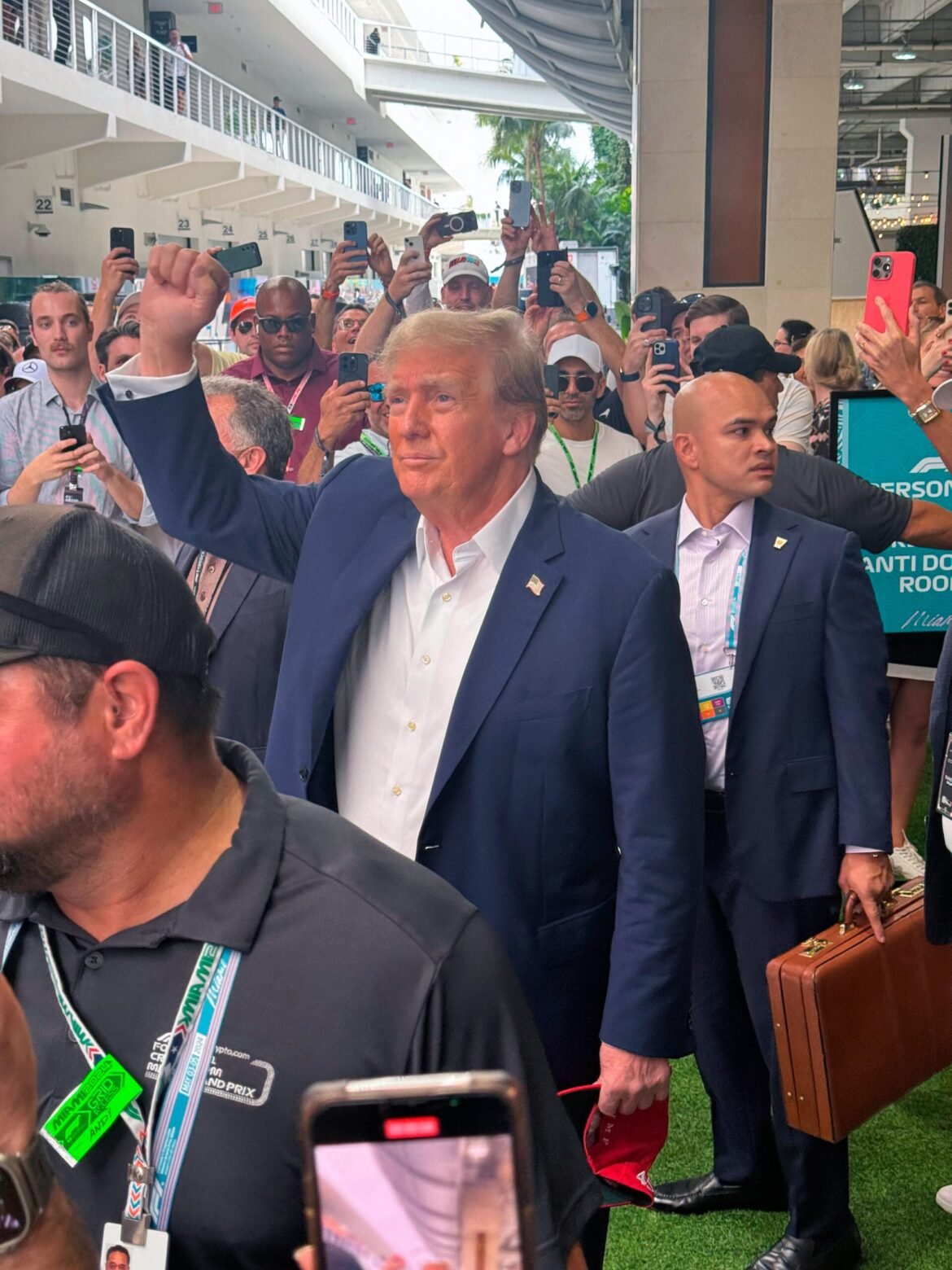 Trump se mete em polêmica durante visita à fábrica da Ford antes da divulgação do RB22.