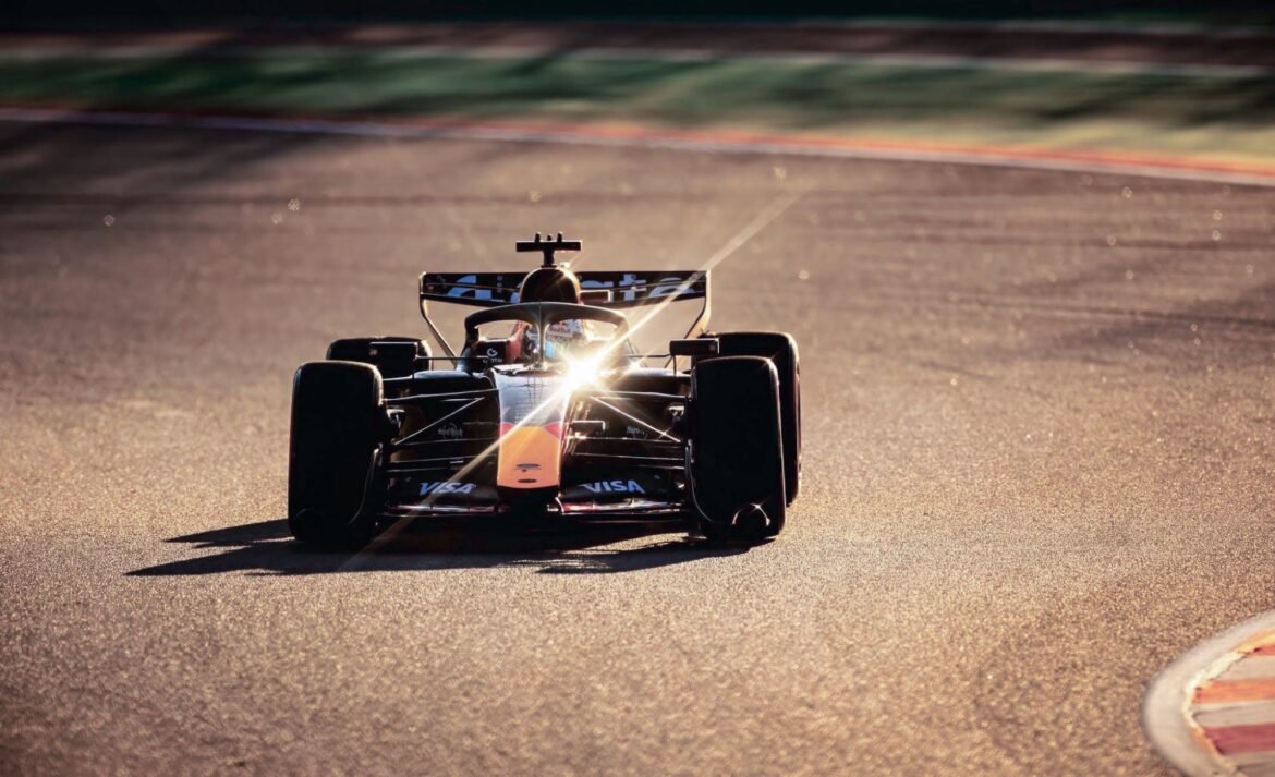 Verstappen ressalta a relevância dos testes para compreender o novo motor da Red Bull.