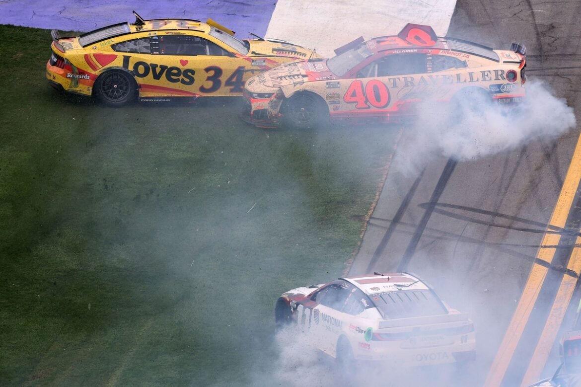 Denny Hamlin divide a culpa com Justin Allgaier pelo grande incidente na Daytona 500.