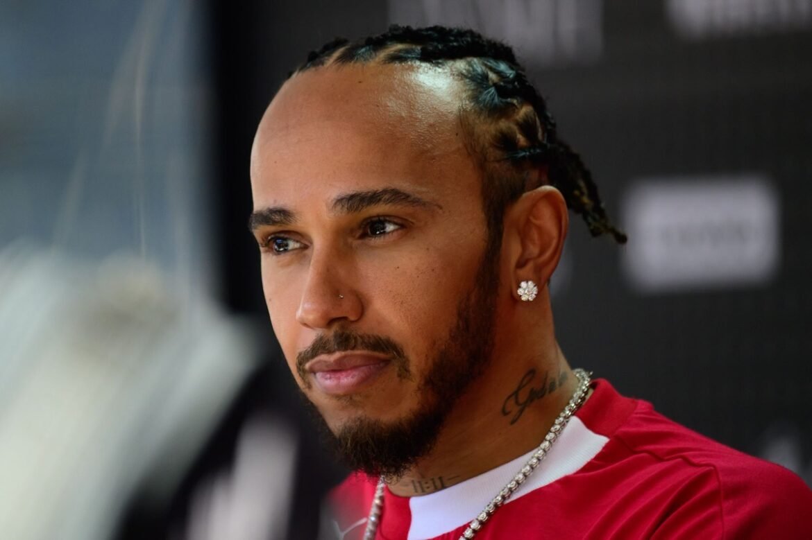 Lewis Hamilton visto com Kim Kardashian no Super Bowl em meio a rumores de relacionamento.