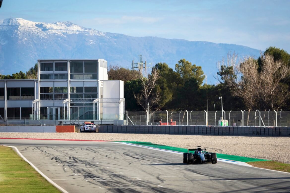Mercedes se destaca nos testes e empolga Brundle.