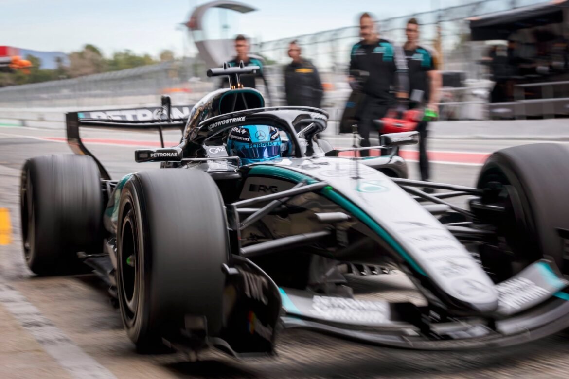 Russell ressalta "notícia positiva" após os testes da Mercedes em Barcelona.