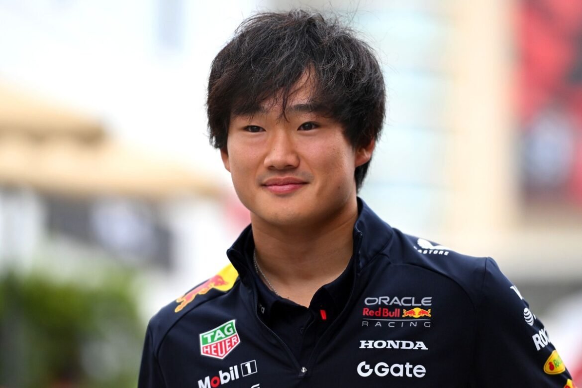 Yuki Tsunoda se salva enquanto carro da Red Bull F1 pega fogo durante apresentação em São Francisco.
