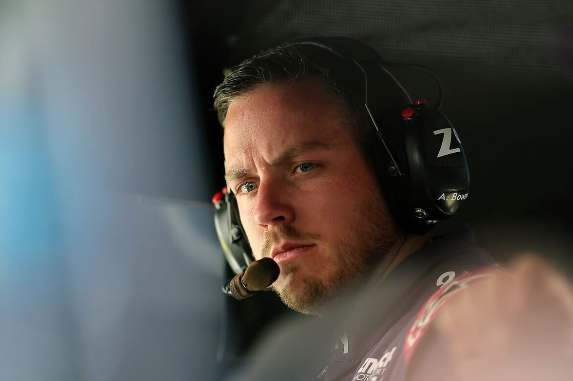 Alex Bowman ficará de fora de pelo menos as próximas três corridas da Copa NASCAR.