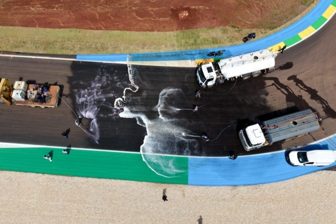 Chuvas intensas e alagamentos afetam o Autódromo Ayrton Senna antes do GP do Brasil de MotoGP.