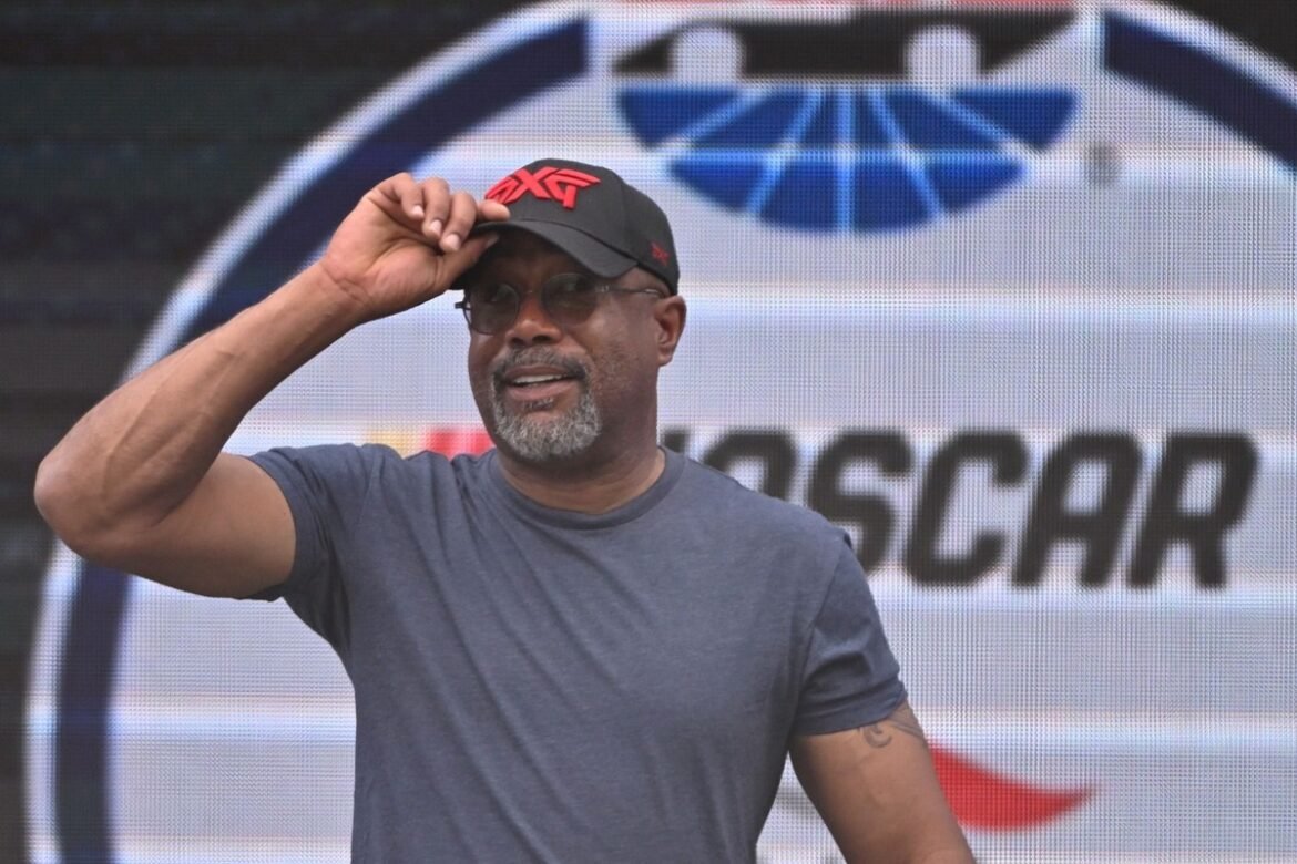 Darius Rucker se torna proprietário de equipe da NASCAR, se unindo ao Legacy Motor Club.