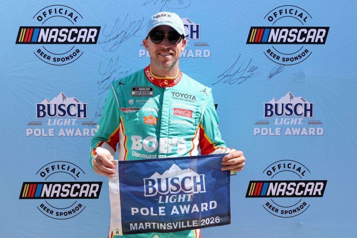 Denny Hamlin conquista a pole, SVG se destaca.