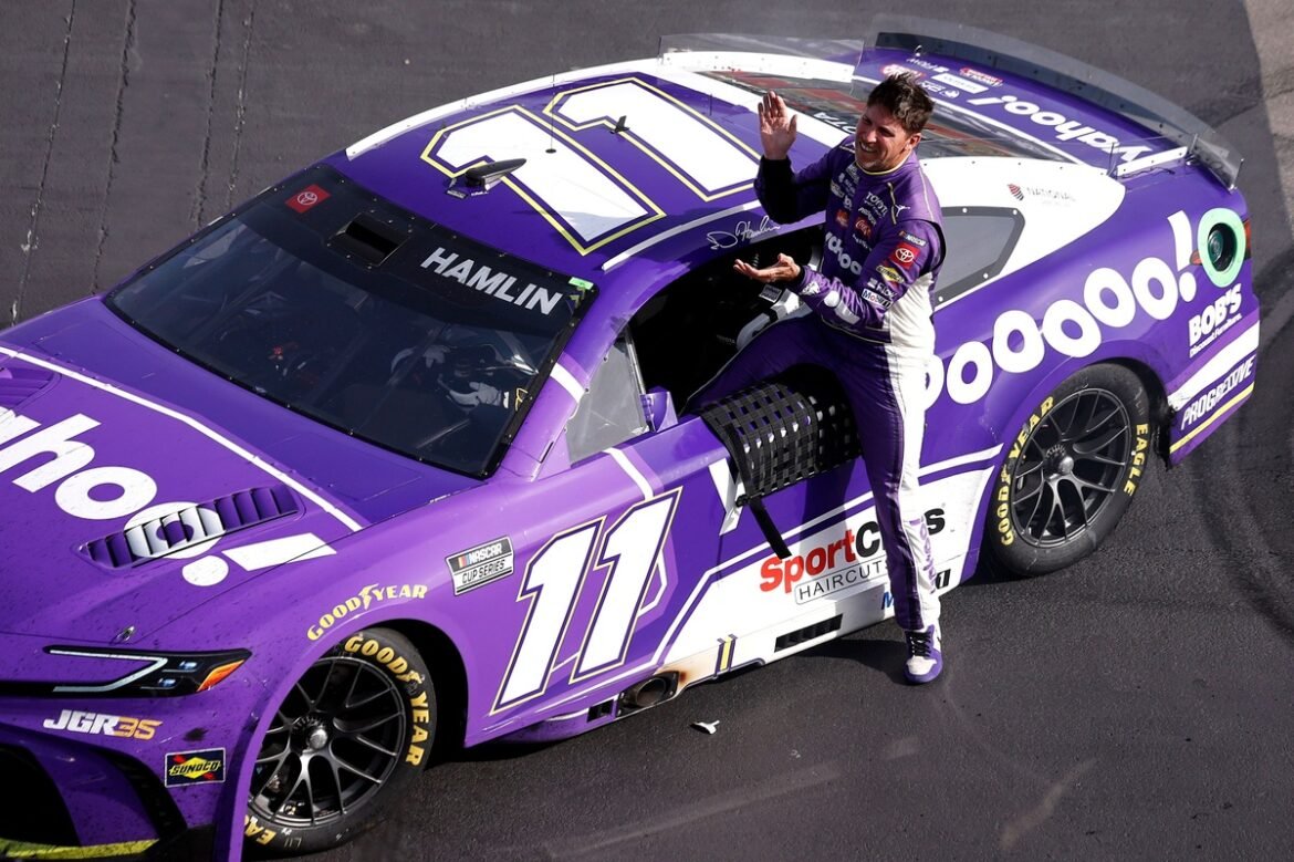Denny Hamlin supera penalização e vence Chase Elliott na corrida da Copa em Las Vegas.