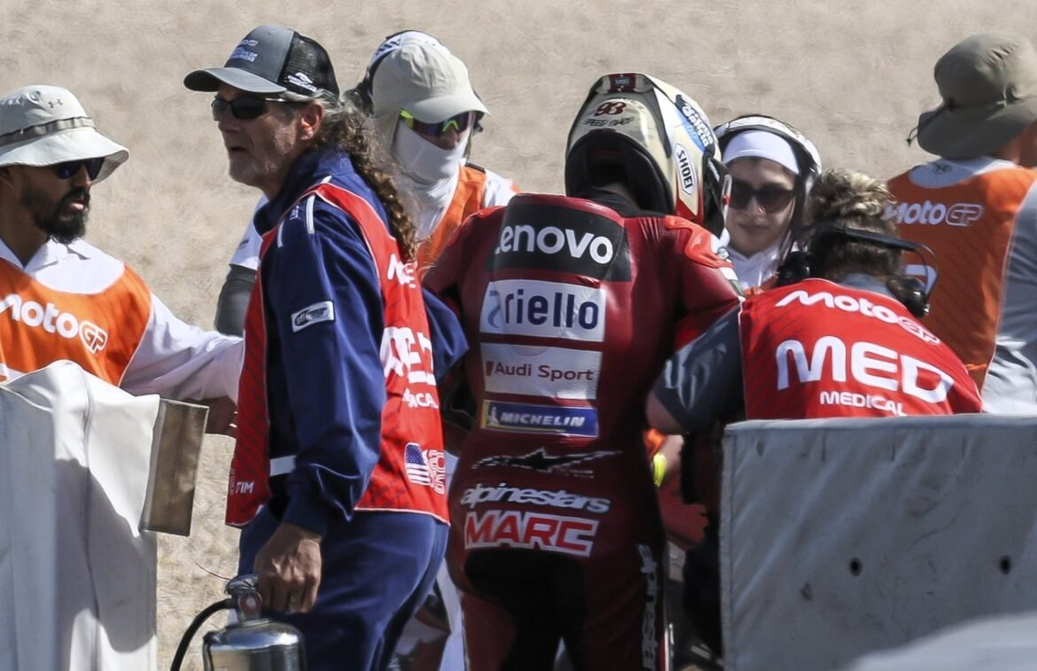 Ducati divulga atualização sobre a lesão de Marc Marquez após queda a 192 km/h na MotoGP.