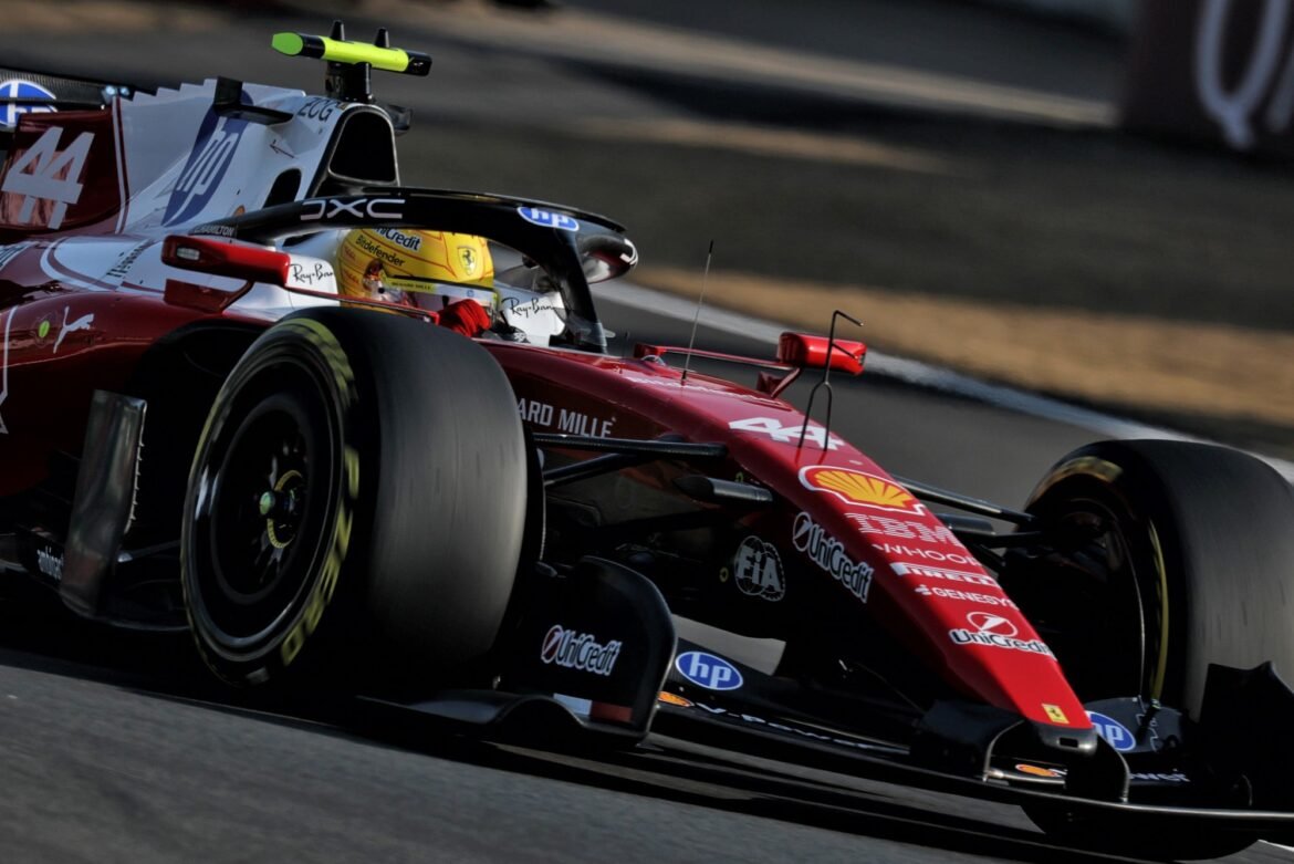 Hamilton afirma que a Ferrari precisa aumentar a potência para competir com a Mercedes.