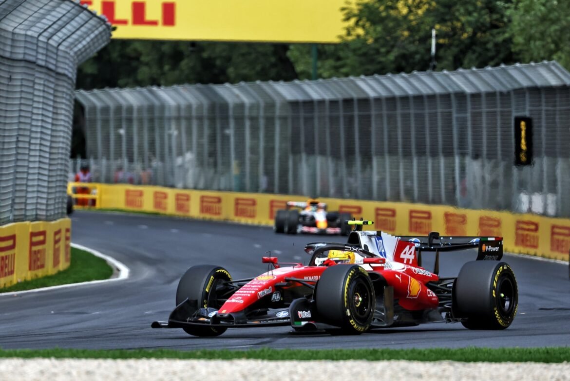 Hamilton observa Ferrari atrás da Mercedes e pede avanços no motor.