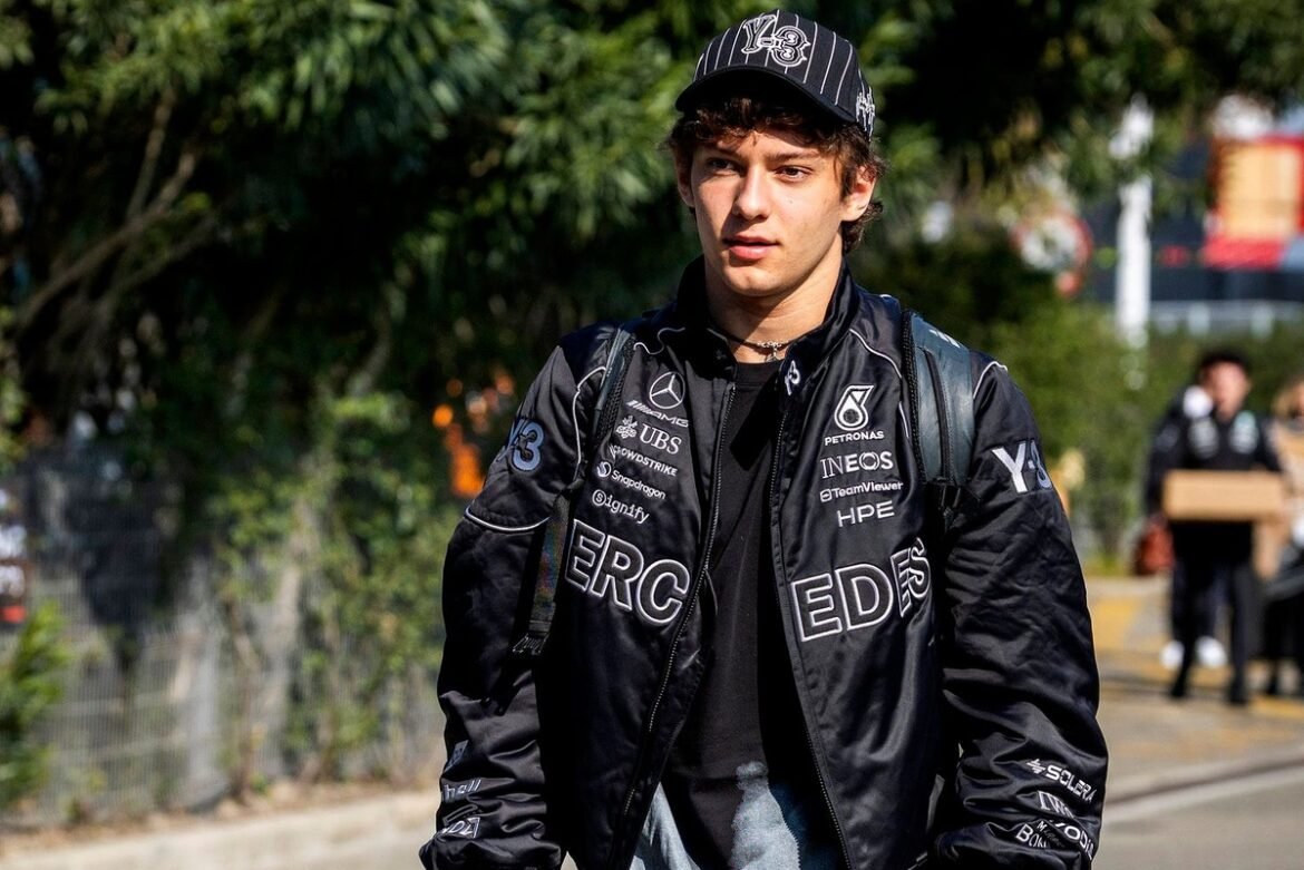 Kimi Antonelli se desculpa com Isack Hadjar após contato na corrida sprint do GP da China em vídeo constrangedor.