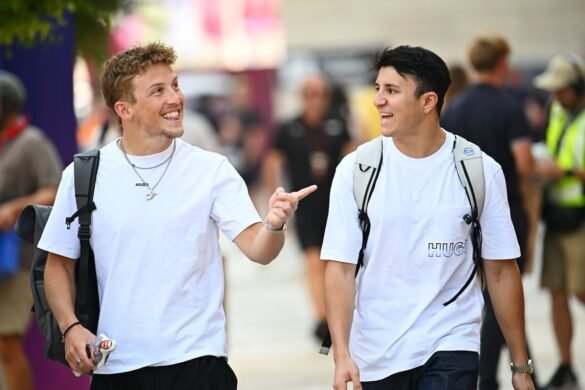 Liam Lawson vence Isack Hadjar em uma intensa batalha de drift com karts da Red Bull no Brasil.