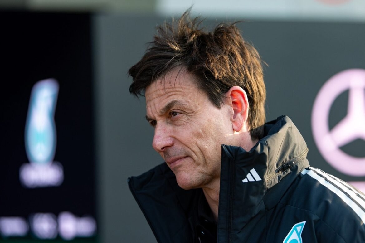 Mercedes provoca erro viral de Toto Wolff com scooter no GP da Austrália em novo vídeo