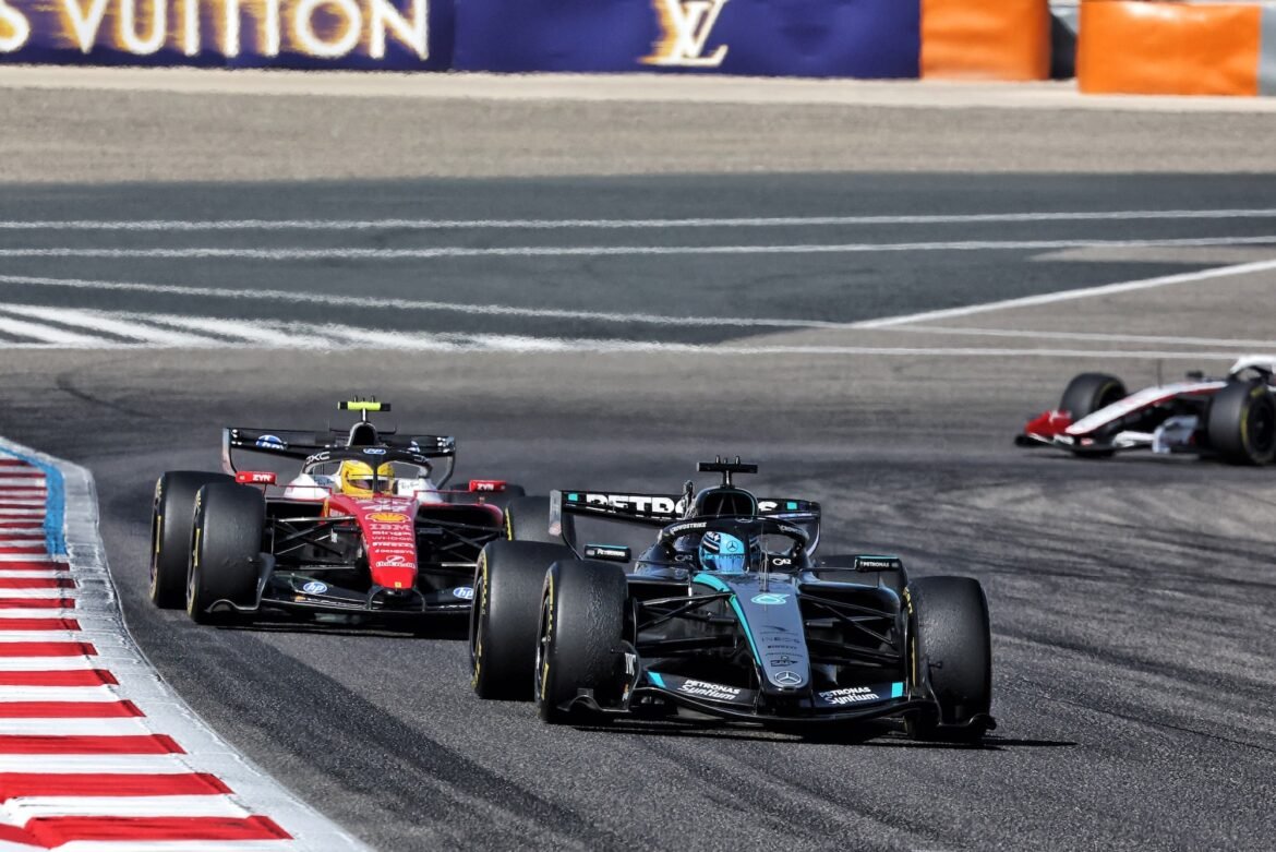 Russell faz piada sobre uma possível queixa de Hamilton sobre o motor da Mercedes.