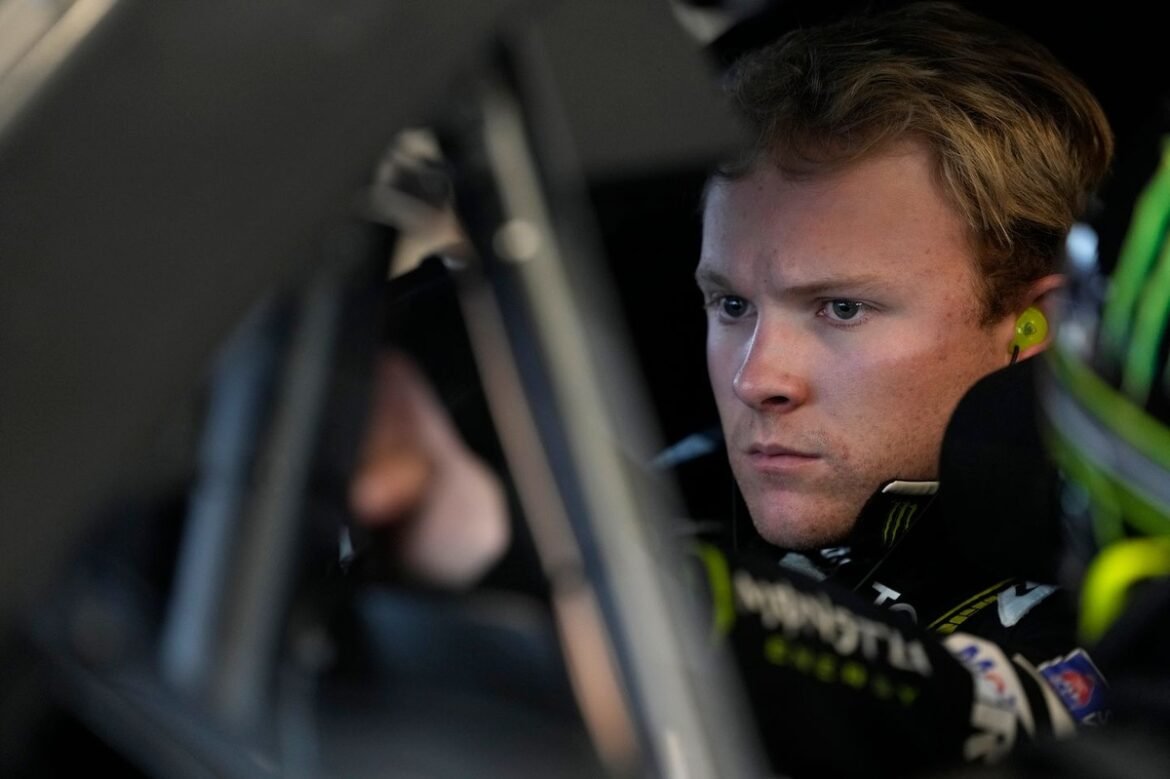 Ty Gibbs ileso após acidente de carro de sprint que o fez voar e colidir com a cerca.