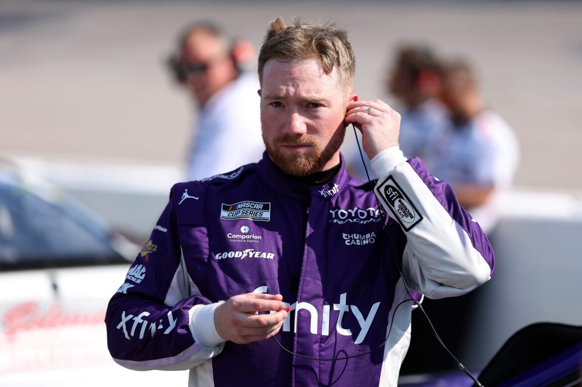 Tyler Reddick supera Bubba Wallace e conquista a pole position