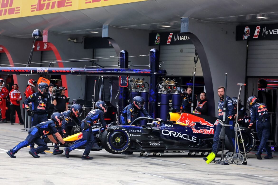 Verstappen critica carro "difícil de controlar" após começo complicado da Red Bull