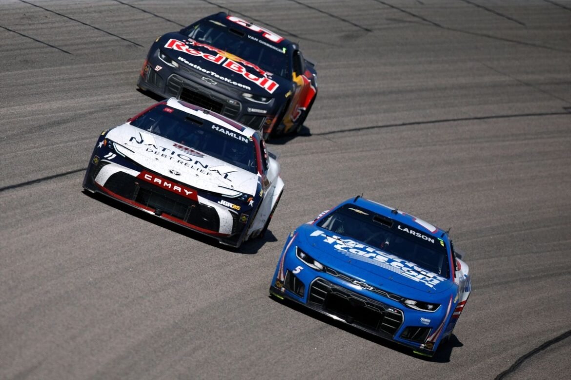 Denny Hamlin deseja uma nova chance de reiniciar em Kansas.