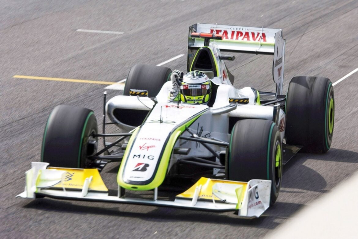 Jenson Button se reencontra com a Brawn GP enquanto os três chassis de 2009 se reúnem em Goodwood.