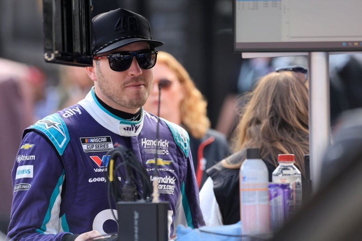 Kevin Harvick afirma que Alex Bowman precisa vencer para manter seu emprego na Hendrick.