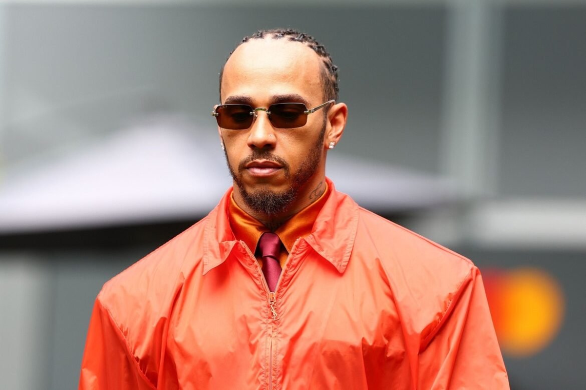 Lewis Hamilton chama atenção com ousado visual da Saint Laurent na passarela do GP de F1 em Miami.