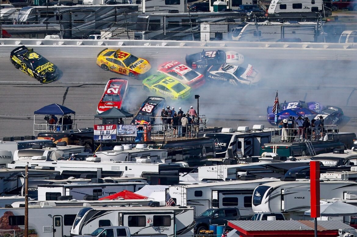 Pelo menos 25 veículos se envolvem em um grande acidente, interrompendo a corrida da Copa Talladega.