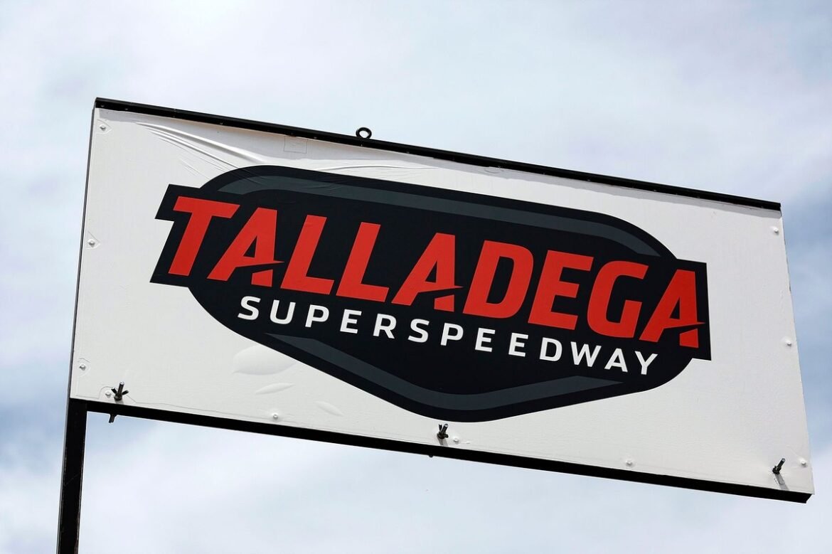 Qualificação da NASCAR Cup em Talladega foi cancelada pela chuva, Tyler Reddick larga na pole.
