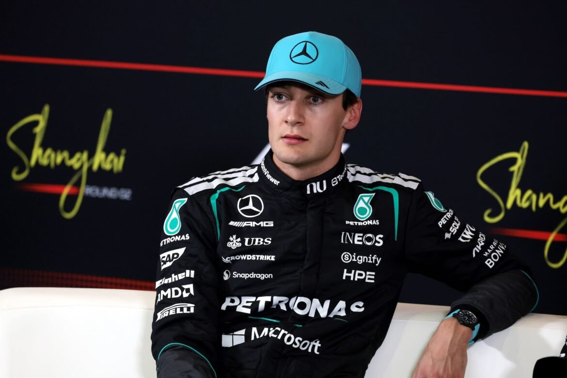 Russell acredita na cláusula do contrato e espera permanecer na Mercedes.