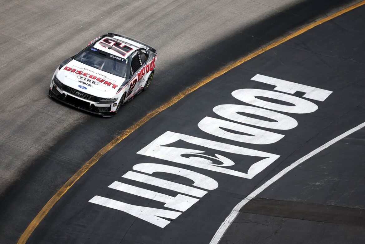 Ryan Blaney supera Reddick e conquista a pole position.