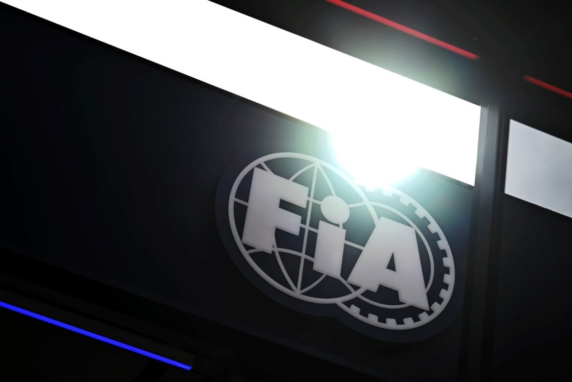 Saiba mais sobre a proibição da FIA em relação ao 'truque' dos motores da Mercedes e da Red Bull.