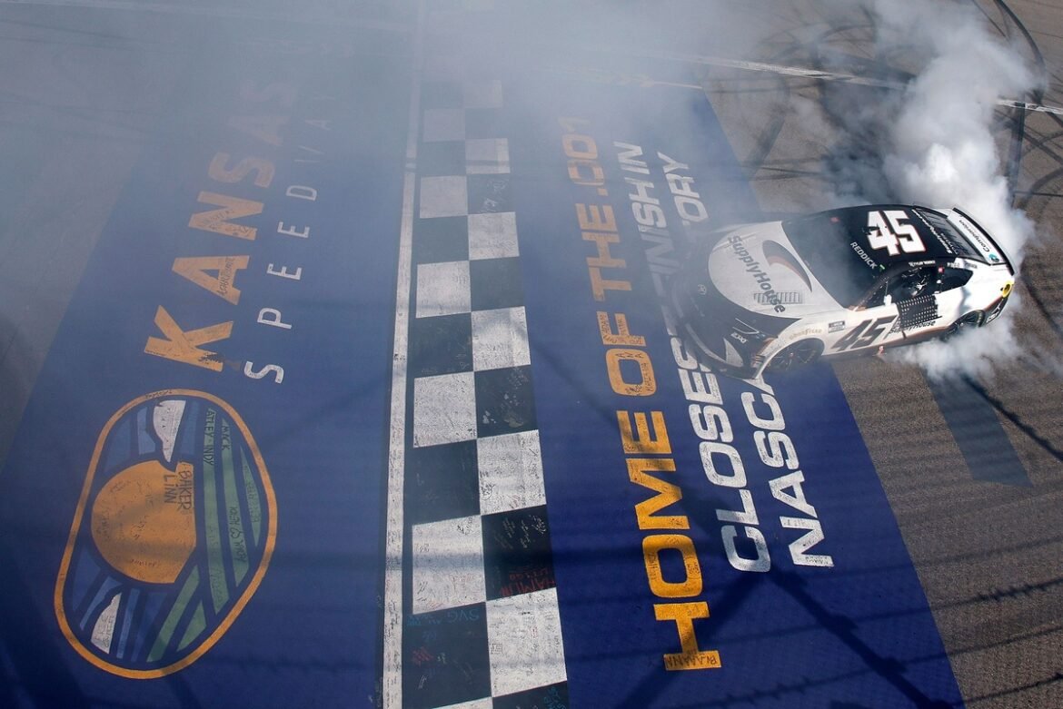 Tyler Reddick surpreende com ultrapassagem na última volta e vence a corrida da Copa NASCAR em Kansas